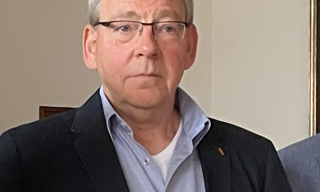 Chef-Organisator Rainer Bergmann im  Doppelpass