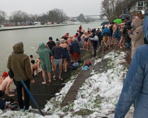 Eisbademeisters Münster 2025: Teilnehmende steigen in den Kanal