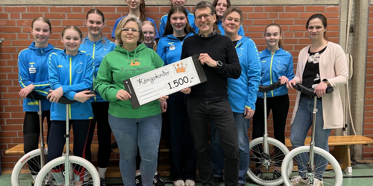 Spendenübergabe im Rahmen des Einrad-Musicals