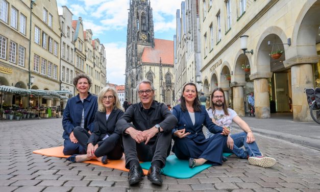 Münsters größte Yoga-Stunde auf dem Prinzipalmarkt