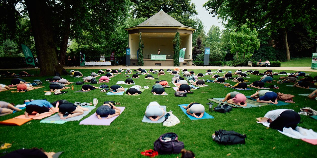 Sundowner-Yoga-Picknick begeistert über 160 Teilnehmende