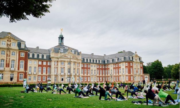 Die Universität Münster lädt zum Sundowner-Yoga-Picknick ein