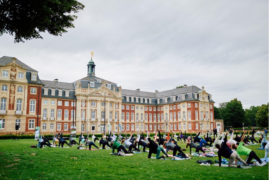 Die Universität Münster lädt zum Sundowner-Yoga-Picknick ein
