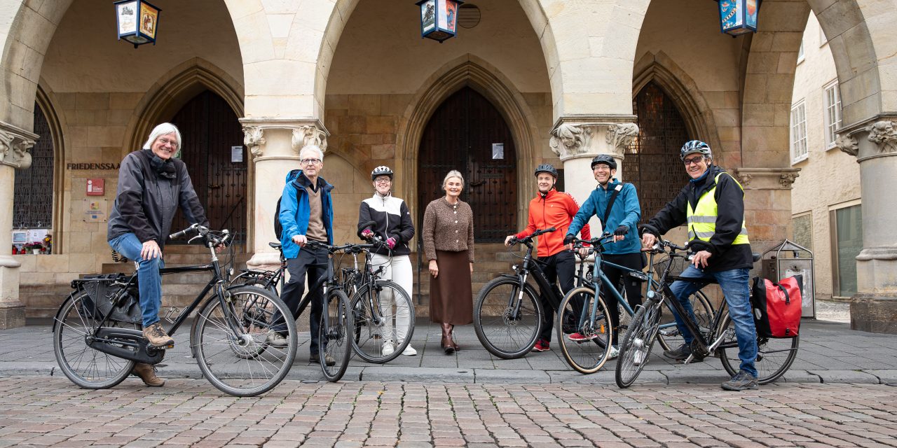Fahrradboten bringen Friedensgrüße nach Osnabrück