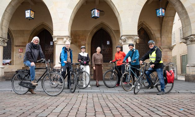 Fahrradboten bringen Friedensgrüße nach Osnabrück