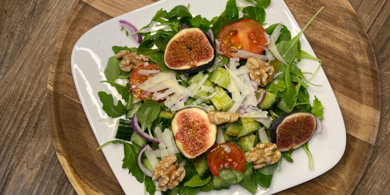 Grüner Salat mit Feigen & Wallnusskernen