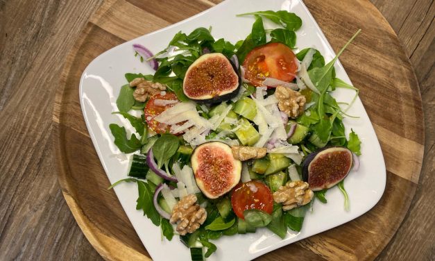Grüner Salat mit Feigen & Wallnusskernen