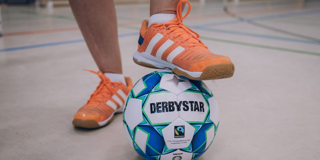 600 fair gehandelte Fußbälle für die städtischen Schulen
