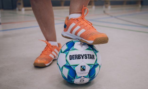 600 fair gehandelte Fußbälle für die städtischen Schulen