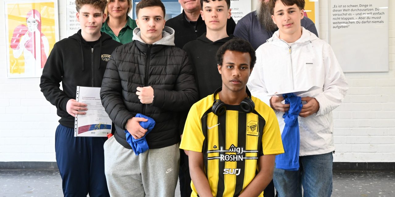 Gelungene Kooperation von Hauptschule, Teutonia Coerde und SSB Hauptschüler sind Sporthelfer und sozial Genial