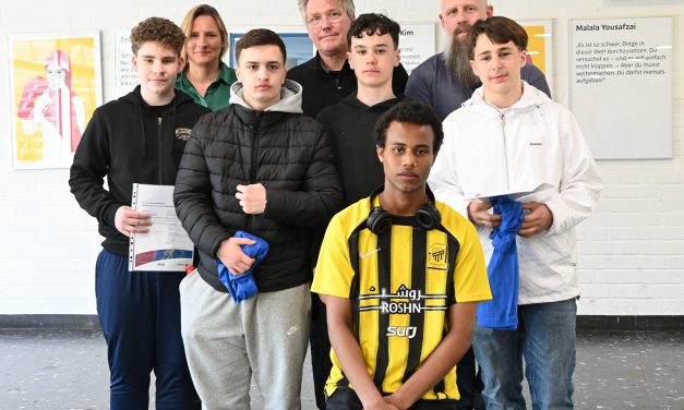 Gelungene Kooperation von Hauptschule, Teutonia Coerde und SSB Hauptschüler sind Sporthelfer und sozial Genial